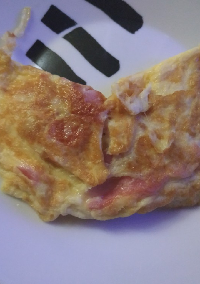 Una foto de Tortilla de jamón York y queso