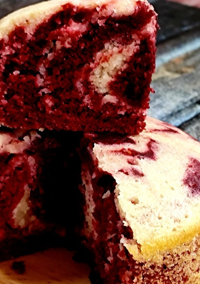 रेड वेलवेट मार्बल केक (Red velvet marble cake recipe in Hindi) रेसिपी मुख्य फोटो