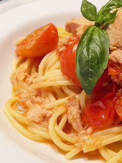 Una foto de Espaguetis Atún Tomates y Albahaca