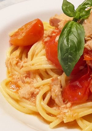 Foto principal de Espaguetis Atún Tomates y Albahaca