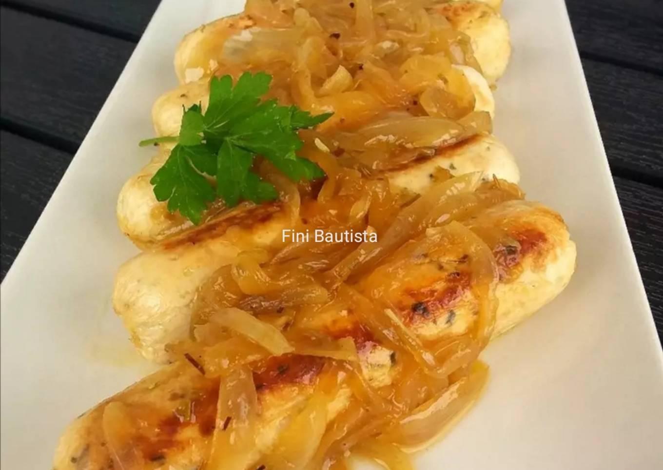 Salchichas de pollo caseras encebolladas