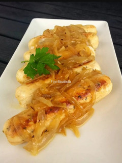 Una foto de Salchichas de pollo caseras encebolladas