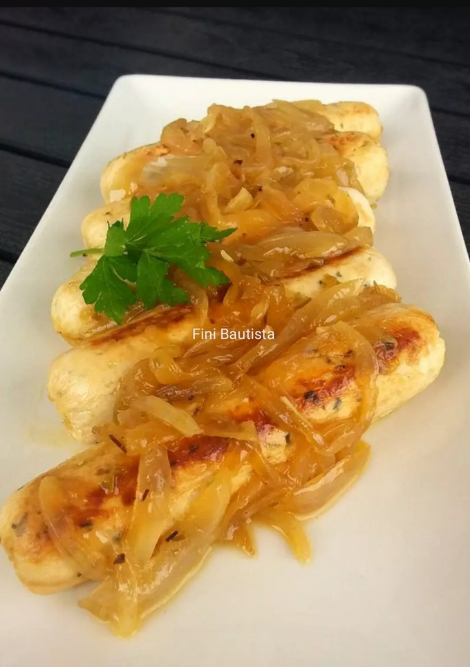 Una foto de Salchichas de pollo caseras encebolladas