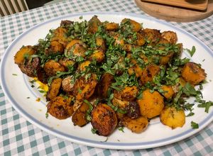 Une photo de Pommes de terre rattes rôties sauce barbecue et persil