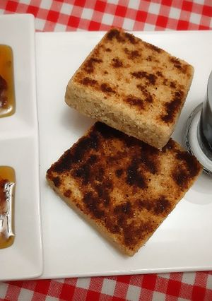 Une photo de Carrés de semoule fondants au miel ☕