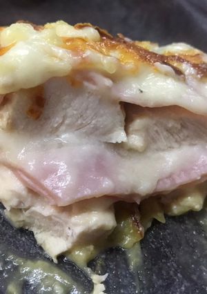 Una foto de Pastel de pollo y salsa blanca