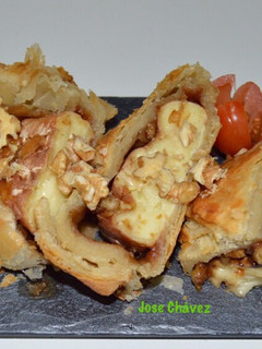 Una foto de Queso Brie con mermelada de arándanos y nueces envueltos en hojaldre