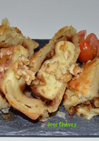 Una foto de Queso Brie con mermelada de arándanos y nueces envueltos en hojaldre