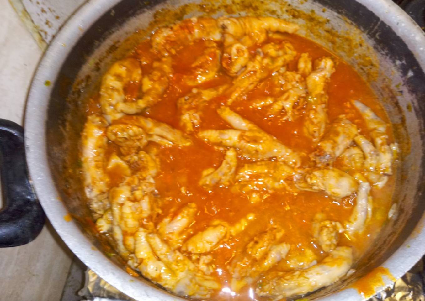 Patas y cuellos de pollo guisados