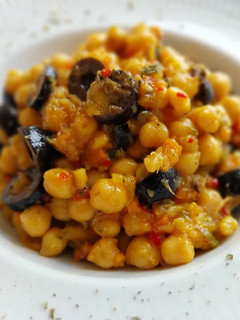 Una foto de Ensalada de garbanzos con bacalao, verduritas y olivas negras