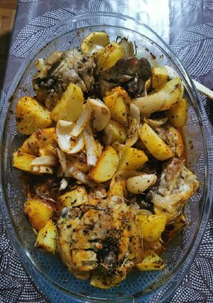 Una foto de Pollo al horno con papas y más..