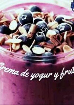 Una foto de Crema de yogurt y frutas