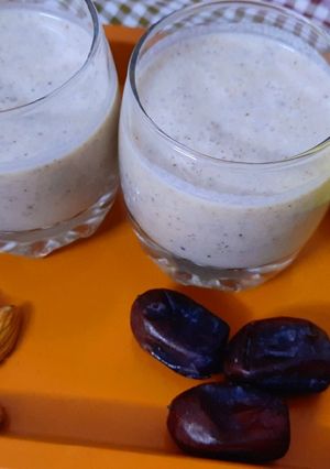 ડેટસ બનાના મિલ્કશેક (Dates Banana Milkshake Recipe In Gujarati) રેસીપી મુખ્ય ફોટો
