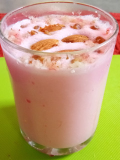 રોઝ લસ્સી (Rose lassi recipe in gujarati) રેસીપી મુખ્ય ફોટો