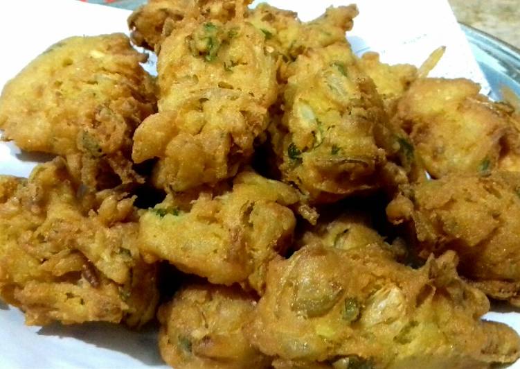 Recipe of Quick Baisan K Pakorhay (Piyaju) #Cookpadapp #Iftar_Contest