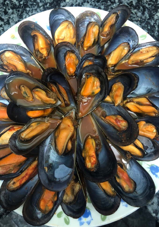 Una foto de 384. Mejillones al vapor de pimentón picante (picoteo)