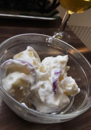 Burgonyasaláta lilahagymával, majonézzel recept fotója