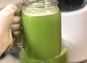 Hình của món Nước ép khổ qua, dưa leo, cần tây, táo xanh và chanh-công thức từ cookpad.