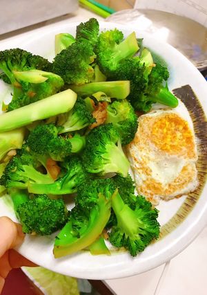 Hình của món Bông cải áp chảo + trứng ốp la.
