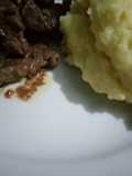 Viande de bœuf au four avec purée de pommes de terre