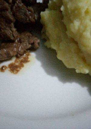 Une photo de Viande de bœuf au four avec purée de pommes de terre