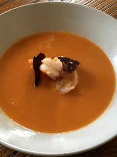 Una foto de Crema de langostinos con crujiente de jamón de pato
