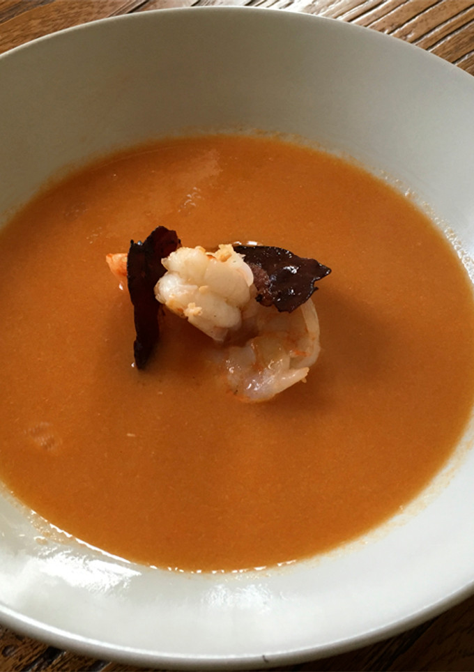Una foto de Crema de langostinos con crujiente de jamón de pato