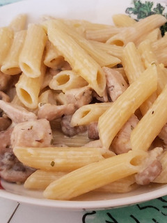 Una foto de Fideos con pollo champiñón y crema