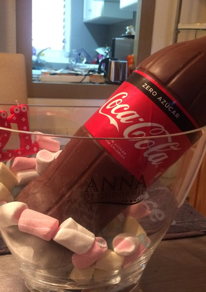 Una foto de Tarta Coca-Cola de cumpleaños