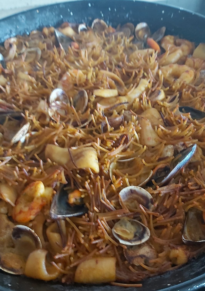 Una foto de Fideuá de marisco