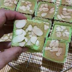 รูปของ Hokaido chiffon cup cake pandan almond