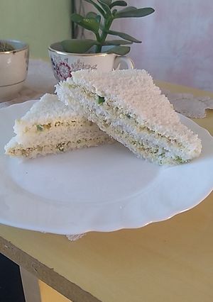 Una foto de Sándwiches simples de pollo con pan de miga