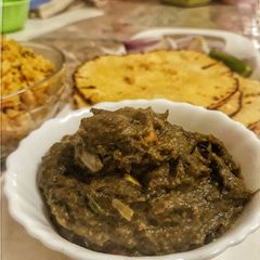 A picture of Lehsuni palak.