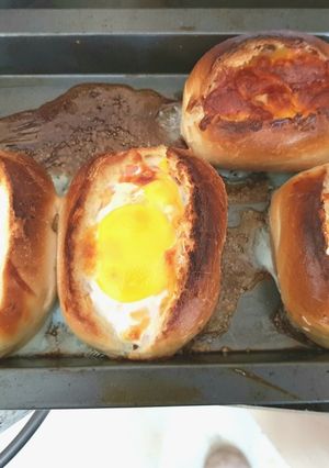 A picture of My Cheesey Bacon & Egg in a bread basket. 😁.