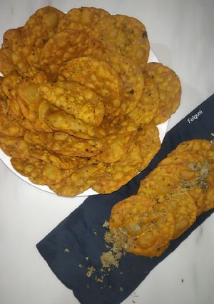 ખસ્તા પૂરી(khasta puri recipe in gujarati) રેસીપી મુખ્ય ફોટો