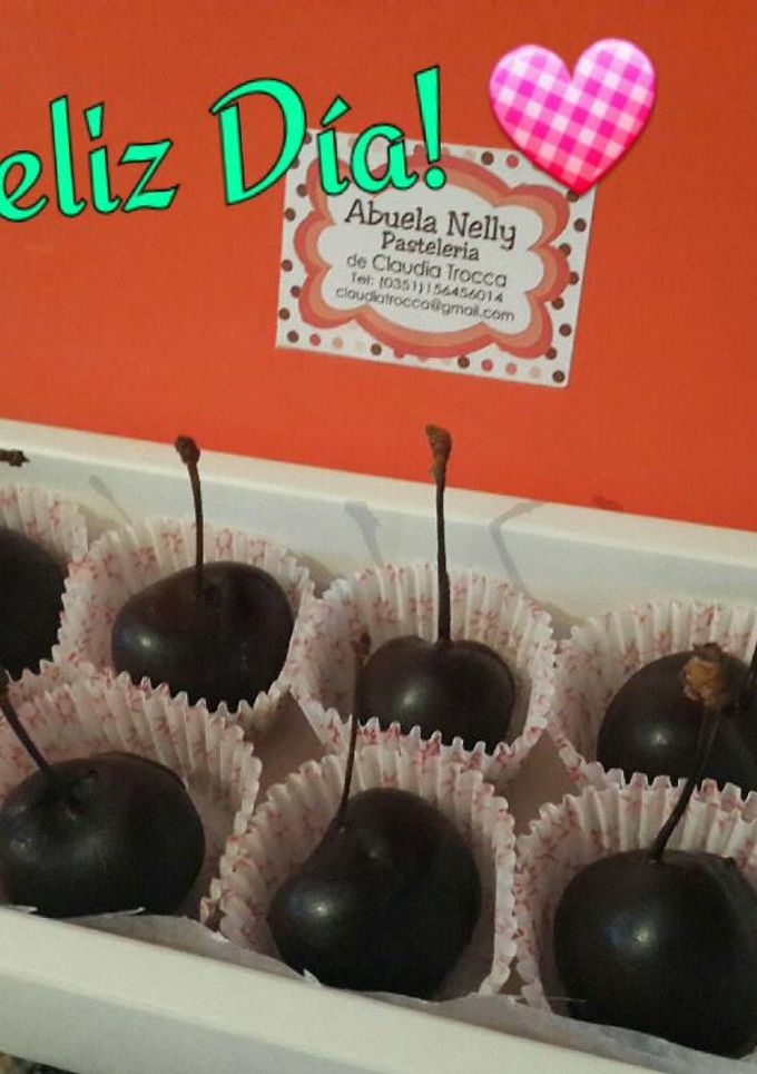 Una foto de Cerezas maceradas y bañadas en chocolate ❤