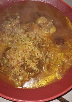 Una foto de Guiso de arroz integral, osobuco y arvejas