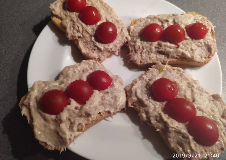 Tostadas de atún con cherry