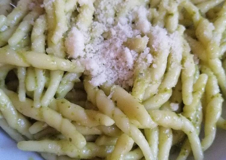 Steps to Prepare Veloce Trofie al pesto di rucola e noci