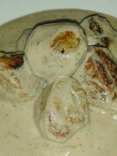 Una foto de Albóndigas vegetarianas de berenjena con salsa de champiñones
