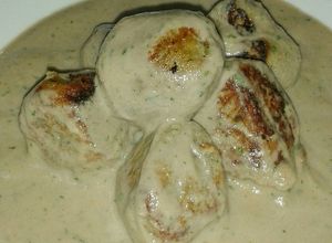 Foto principal de Albóndigas vegetarianas de berenjena con salsa de champiñones