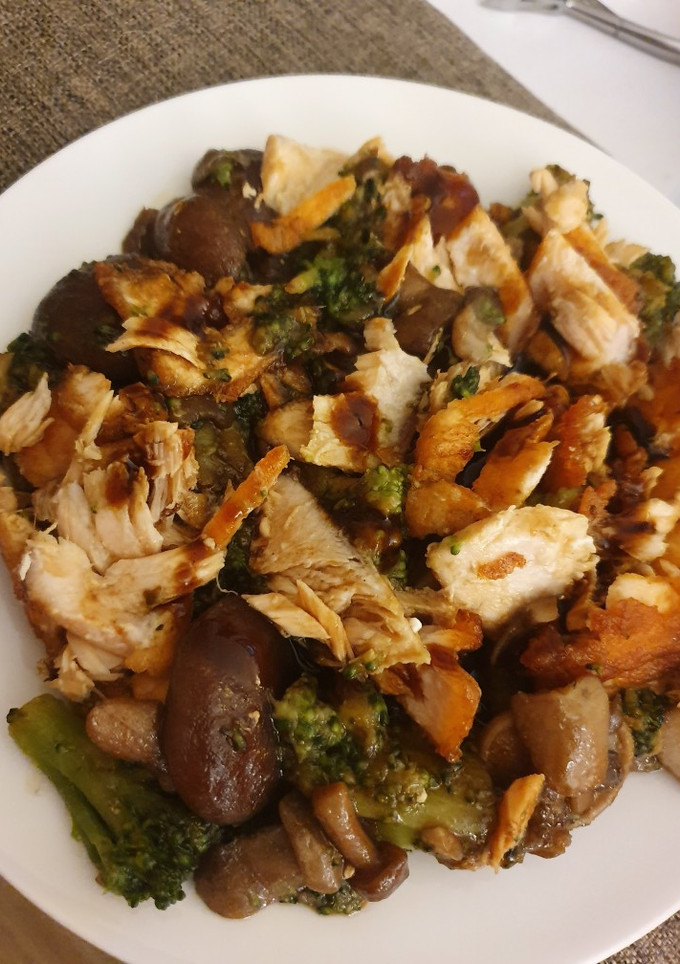 Una foto de Salmón con setas y brócoli al yakisoba