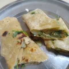 A picture of आलू रोटी रोल (aloo roti roll recipe in Hindi).
