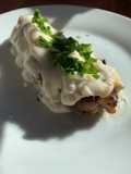Rollitos de cecina rellenos acompañados de salsa bechamel