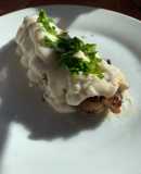 Rollitos de cecina rellenos acompañados de salsa bechamel