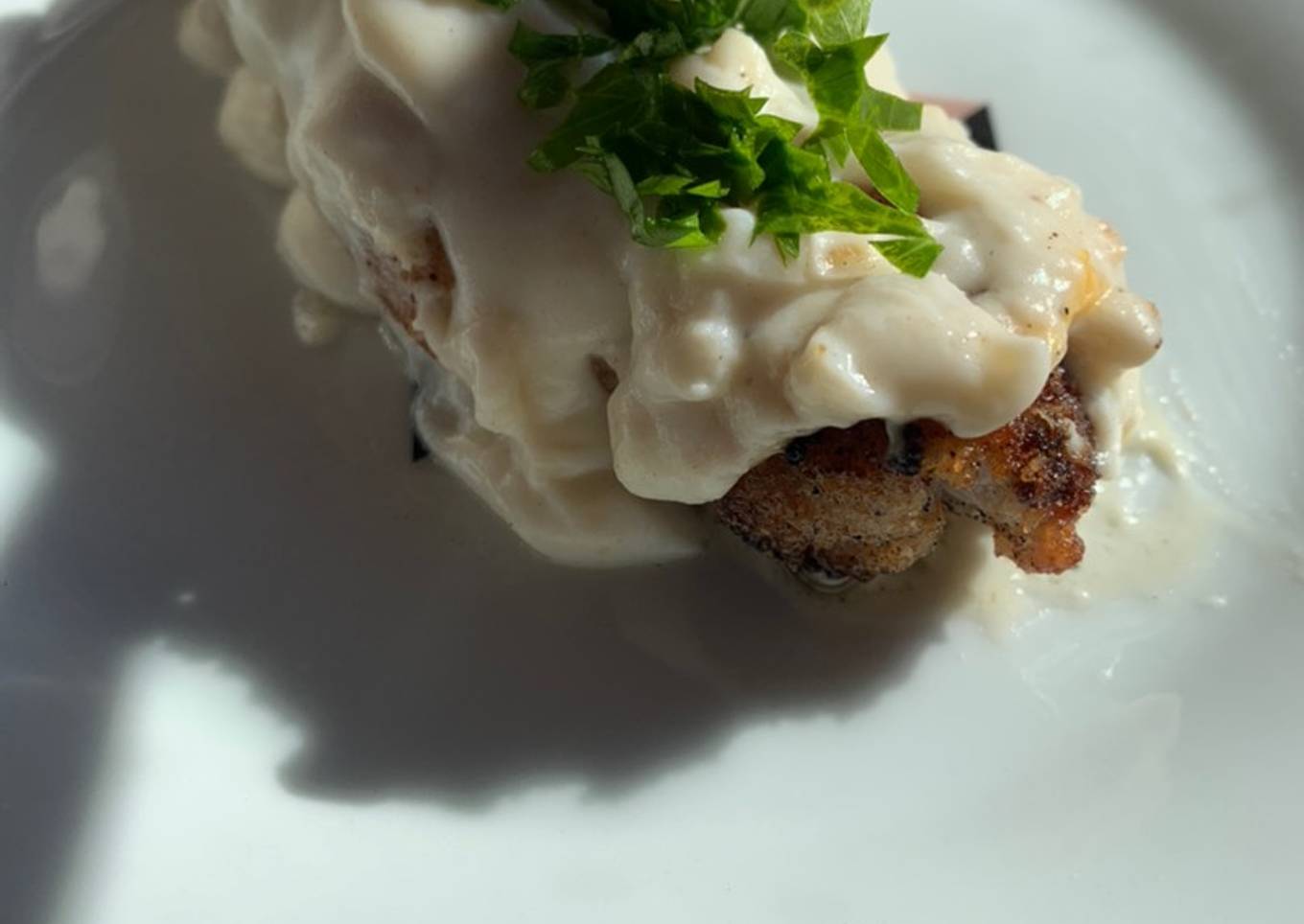 Rollitos de cecina rellenos acompañados de salsa bechamel