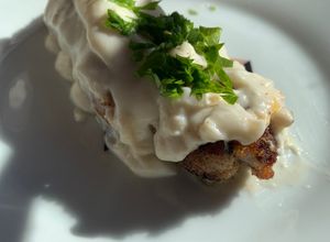 Una foto de Rollitos de cecina rellenos acompañados de salsa bechamel