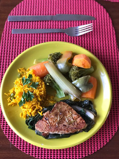 Una foto de Atún fresco con verduras y arroz