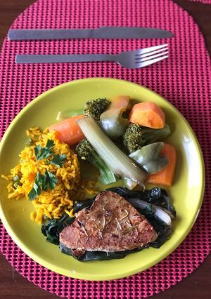 Una foto de Atún fresco con verduras y arroz