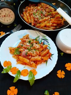 रेड सॉस पास्ता(red sauce pasta recipe in Hindi) रेसिपी मुख्य फोटो